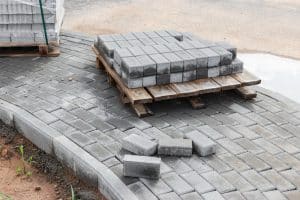 Dowiedz się, jaka podsypka pod kostkę brukową sprawdzi się najlepiej. Poznaj zalecaną grubość, rodzaje podsypki i najczęstsze błędy wykonawcze.